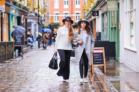 friends portrait london outdoor street style photo shoot fashion rainy day westminster big ben carnaby street green park winter piccadilly (18)