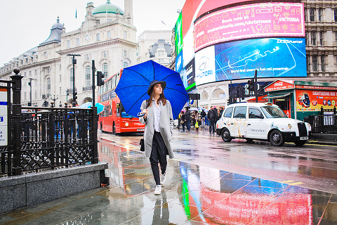 friends portrait london outdoor street style photo shoot fashion rainy day westminster big ben carnaby street green park winter piccadilly (24)