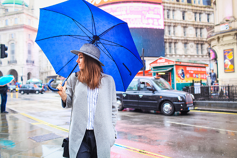 friends portrait london outdoor street style photo shoot fashion rainy day westminster big ben carnaby street green park winter piccadilly (26)