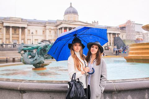 friends portrait london outdoor street style photo shoot fashion rainy day westminster big ben carnaby street green park winter piccadilly (28)