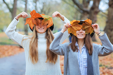 friends portrait london outdoor street style photo shoot fashion rainy day westminster big ben carnaby street green park winter piccadilly (3)