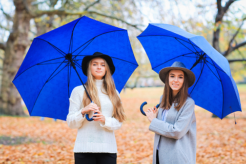 friends portrait london outdoor street style photo shoot fashion rainy day westminster big ben carnaby street green park winter piccadilly (5)