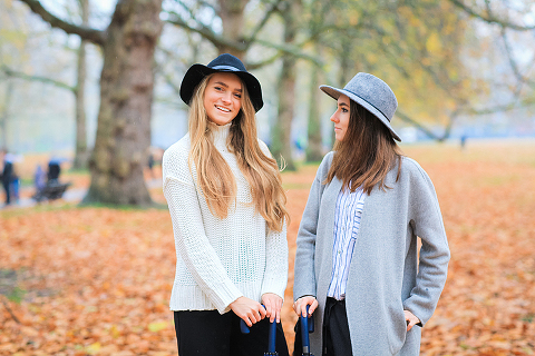 friends portrait london outdoor street style photo shoot fashion rainy day westminster big ben carnaby street green park winter piccadilly (7)