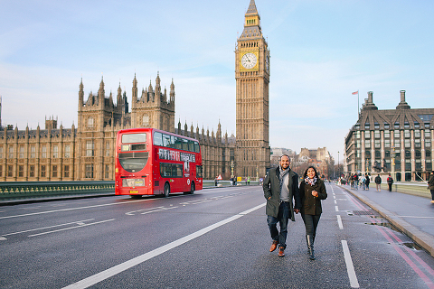 winter London outdoor couples Valentines day photo shoot engagement Westminster Big Ben tower Bridge