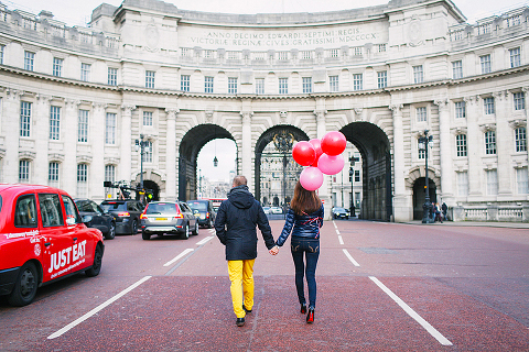 valentines day love couples engagement photo shoot London balloons piccadilly westminster big ben spring park yellow (22)