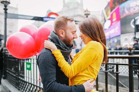 valentines day love couples engagement photo shoot London balloons piccadilly westminster big ben spring park yellow (6)