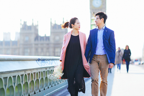 engagement couples pre wedding love story London spring photo shoot westminster big ben st james park piccadilly trafalgar square (15)