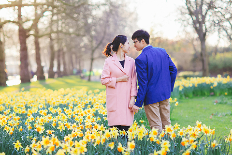 engagement couples pre wedding love story London spring photo shoot westminster big ben st james park piccadilly trafalgar square (30)