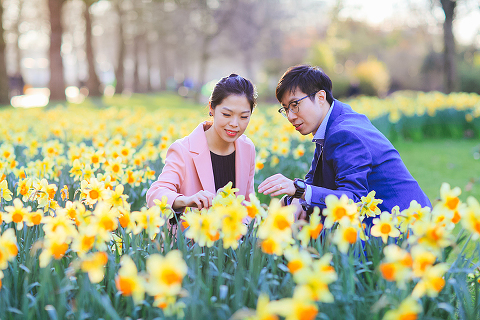 engagement couples pre wedding love story London spring photo shoot westminster big ben st james park piccadilly trafalgar square (32)