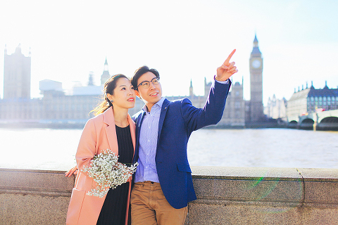 engagement couples pre wedding love story London spring photo shoot westminster big ben st james park piccadilly trafalgar square (5)