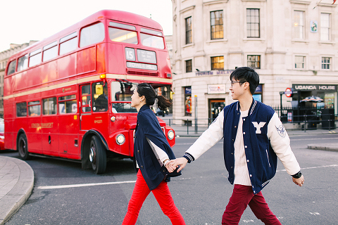 engagement couples pre wedding love story London spring photo shoot westminster big ben st james park piccadilly trafalgar square (50)