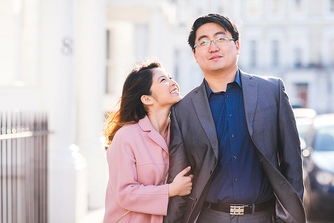 south kensington london spring magnolia natural history museum notting hill engagement pre wedding couples photo shoot (17)