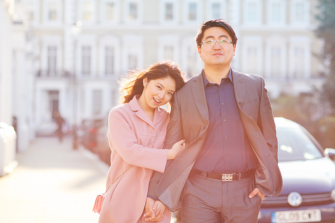 south kensington london spring magnolia natural history museum notting hill engagement pre wedding couples photo shoot (19)
