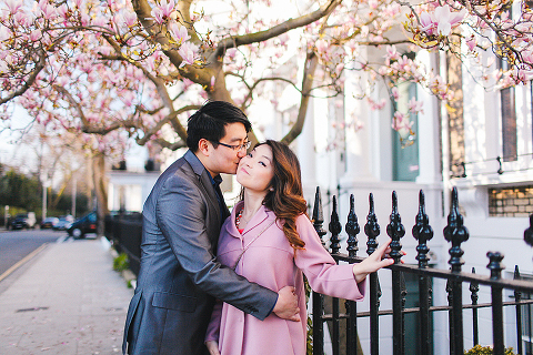 south kensington london spring magnolia natural history museum notting hill engagement pre wedding couples photo shoot (25)