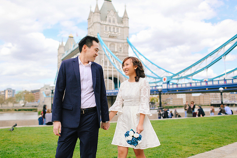 pre wedding engagement couples photo shoot tower bridge London spring love (1)