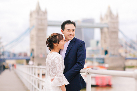 pre wedding engagement couples photo shoot tower bridge London spring love (11)
