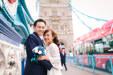 pre wedding engagement couples photo shoot tower bridge London spring love (15)