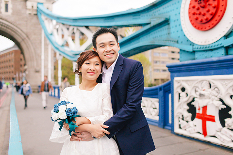 pre wedding engagement couples photo shoot tower bridge London spring love (18)
