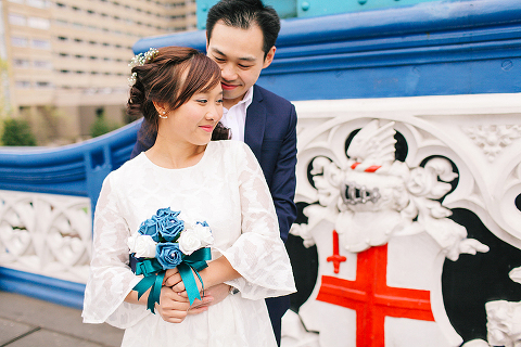 pre wedding engagement couples photo shoot tower bridge London spring love (19)