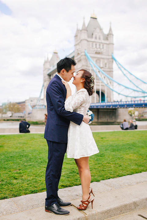 pre wedding engagement couples photo shoot tower bridge London spring love (2)