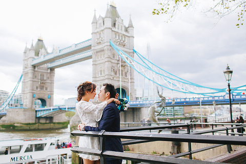 pre wedding engagement couples photo shoot tower bridge London spring love (21)