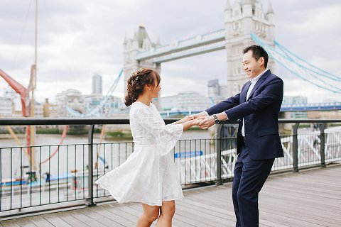 pre wedding engagement couples photo shoot tower bridge London spring love (22)