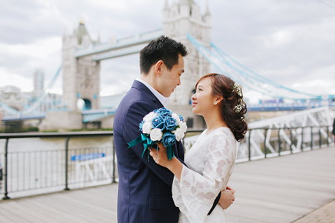 pre wedding engagement couples photo shoot tower bridge London spring love (25)