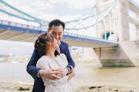pre wedding engagement couples photo shoot tower bridge London spring love (7)