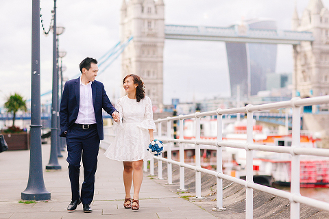 pre wedding engagement couples photo shoot tower bridge London spring love (9)