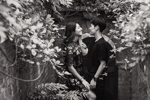 Hampstead Pergola and Hill Gardens hampstead heath park London engagement love couples shoot summer boho pre wedding (19)