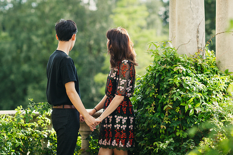 Hampstead Pergola and Hill Gardens hampstead heath park London engagement love couples shoot summer boho pre wedding (26)