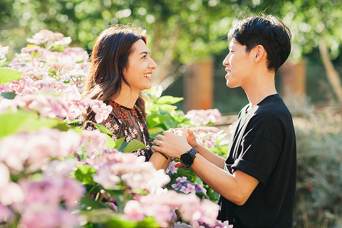 Hampstead Pergola and Hill Gardens hampstead heath park London engagement love couples shoot summer boho pre wedding (33)