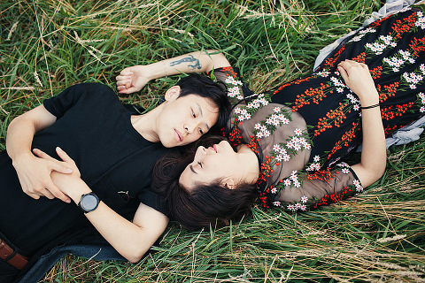 Hampstead Pergola and Hill Gardens hampstead heath park London engagement love couples shoot summer boho pre wedding (42)