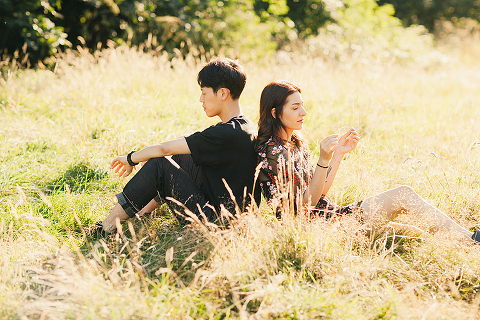 Hampstead Pergola and Hill Gardens hampstead heath park London engagement love couples shoot summer boho pre wedding (46)