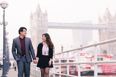 engagement couples photographer pre wedding london love big ben westminster tower bridge spring couple photo shoot piccadilly evening (1)