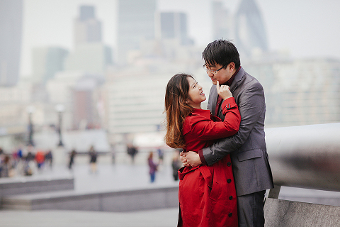 engagement couples photographer pre wedding london love big ben westminster tower bridge spring couple photo shoot piccadilly evening (12)