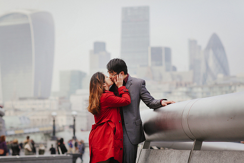 engagement couples photographer pre wedding london love big ben westminster tower bridge spring couple photo shoot piccadilly evening (13)