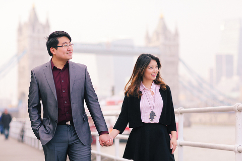 engagement couples photographer pre wedding london love big ben westminster tower bridge spring couple photo shoot piccadilly evening (3)