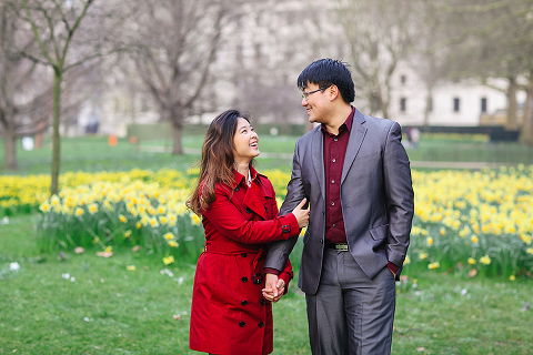 engagement couples photographer pre wedding london love big ben westminster tower bridge spring couple photo shoot piccadilly evening (40)