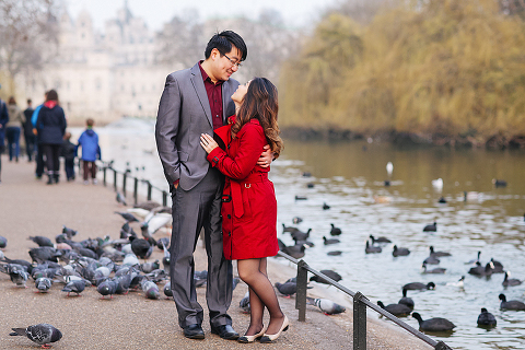 engagement couples photographer pre wedding london love big ben westminster tower bridge spring couple photo shoot piccadilly evening (42)