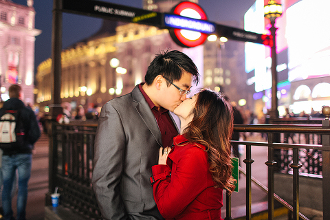 engagement couples photographer pre wedding london love big ben westminster tower bridge spring couple photo shoot piccadilly evening (44)
