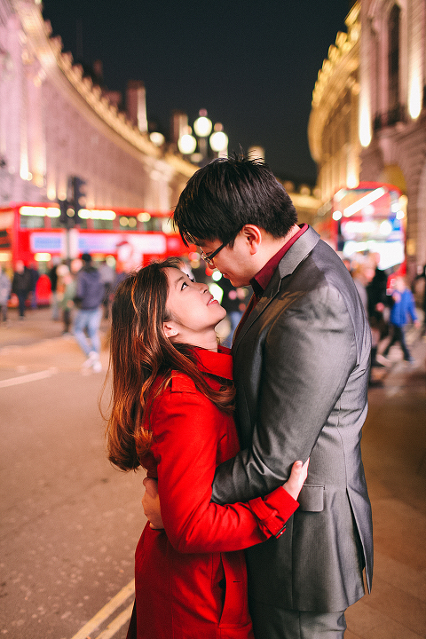 engagement couples photographer pre wedding london love big ben westminster tower bridge spring couple photo shoot piccadilly evening (48)