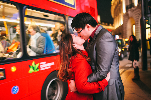 engagement couples photographer pre wedding london love big ben westminster tower bridge spring couple photo shoot piccadilly evening (49)