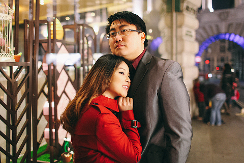 engagement couples photographer pre wedding london love big ben westminster tower bridge spring couple photo shoot piccadilly evening (52)