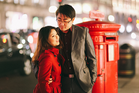 engagement couples photographer pre wedding london love big ben westminster tower bridge spring couple photo shoot piccadilly evening (55)