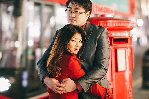 engagement couples photographer pre wedding london love big ben westminster tower bridge spring couple photo shoot piccadilly evening (56)
