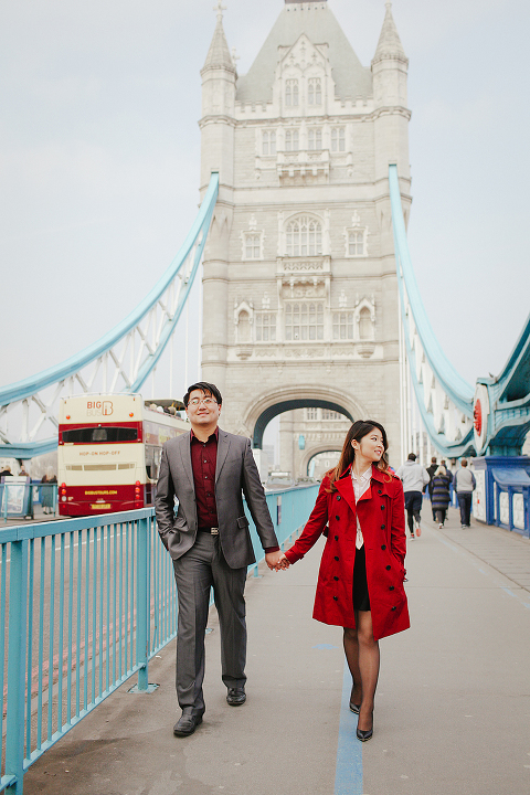 engagement couples photographer pre wedding london love big ben westminster tower bridge spring couple photo shoot piccadilly evening (7)