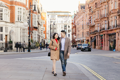 love couples pre wedding engagement photo shoot photographer London Mayfair Piccadilly Trafalgar square Westminster Big Ben London eye winter christmas