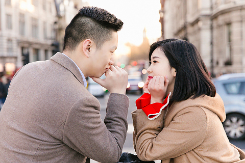 love couples pre wedding engagement photo shoot photographer London Mayfair Piccadilly Trafalgar square Westminster Big Ben London eye winter christmas (21)