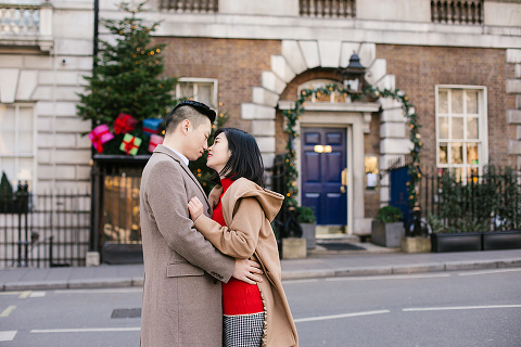 love couples pre wedding engagement photo shoot photographer London Mayfair Piccadilly Trafalgar square Westminster Big Ben London eye winter christmas (7)